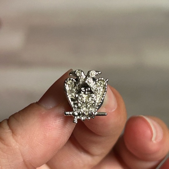 5/$25 cost of arms Elegant Silver and Gold Women's Brooch 🤓 - Picture 3 of 7